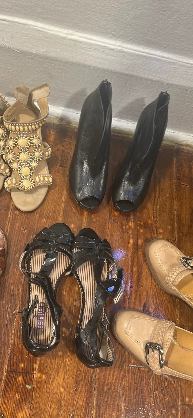 Selection of Women's Shoes 6 1/2 image indicator(3)