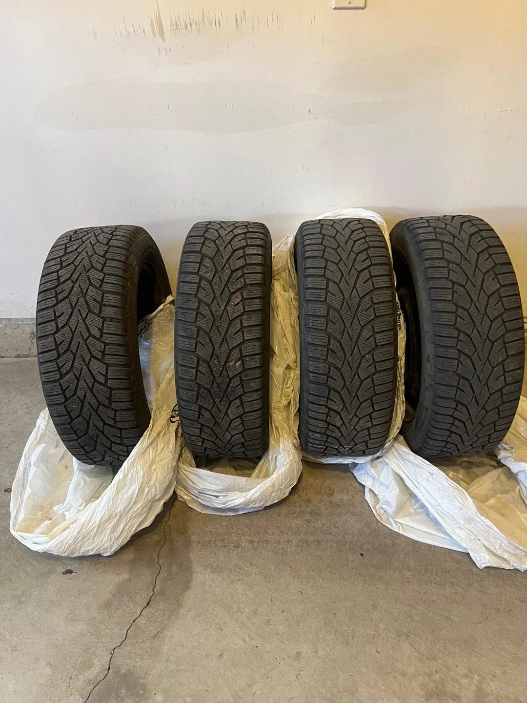 Set of 4 Nord Frost 205/55R16 Winter Tires image indicator(4)