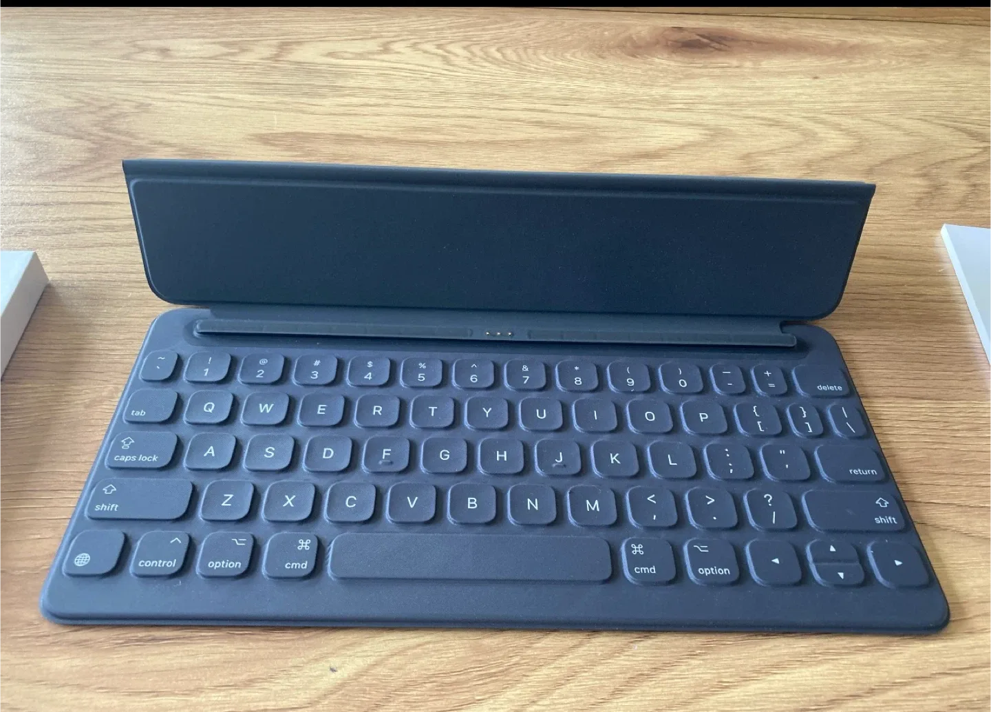 Apple iPad Pro 10.5-inch Smart Keyboard - Like New! image indicator(3)