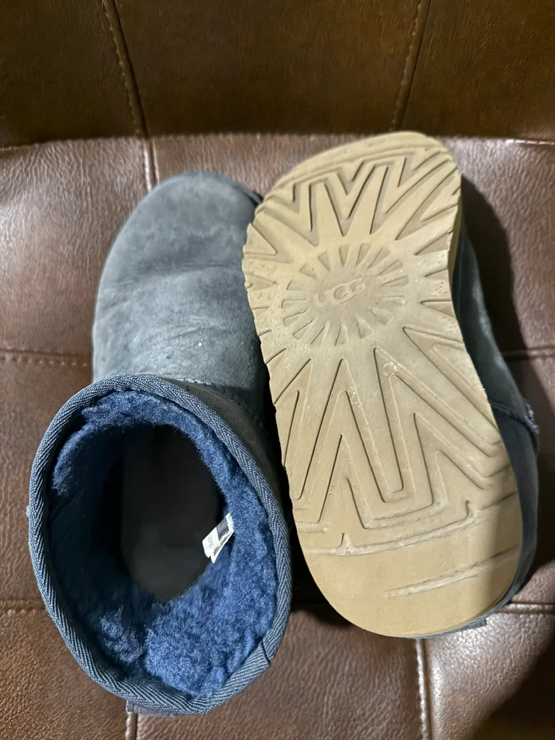 UGG Classic Mini Boots - Size 9 image indicator(4)