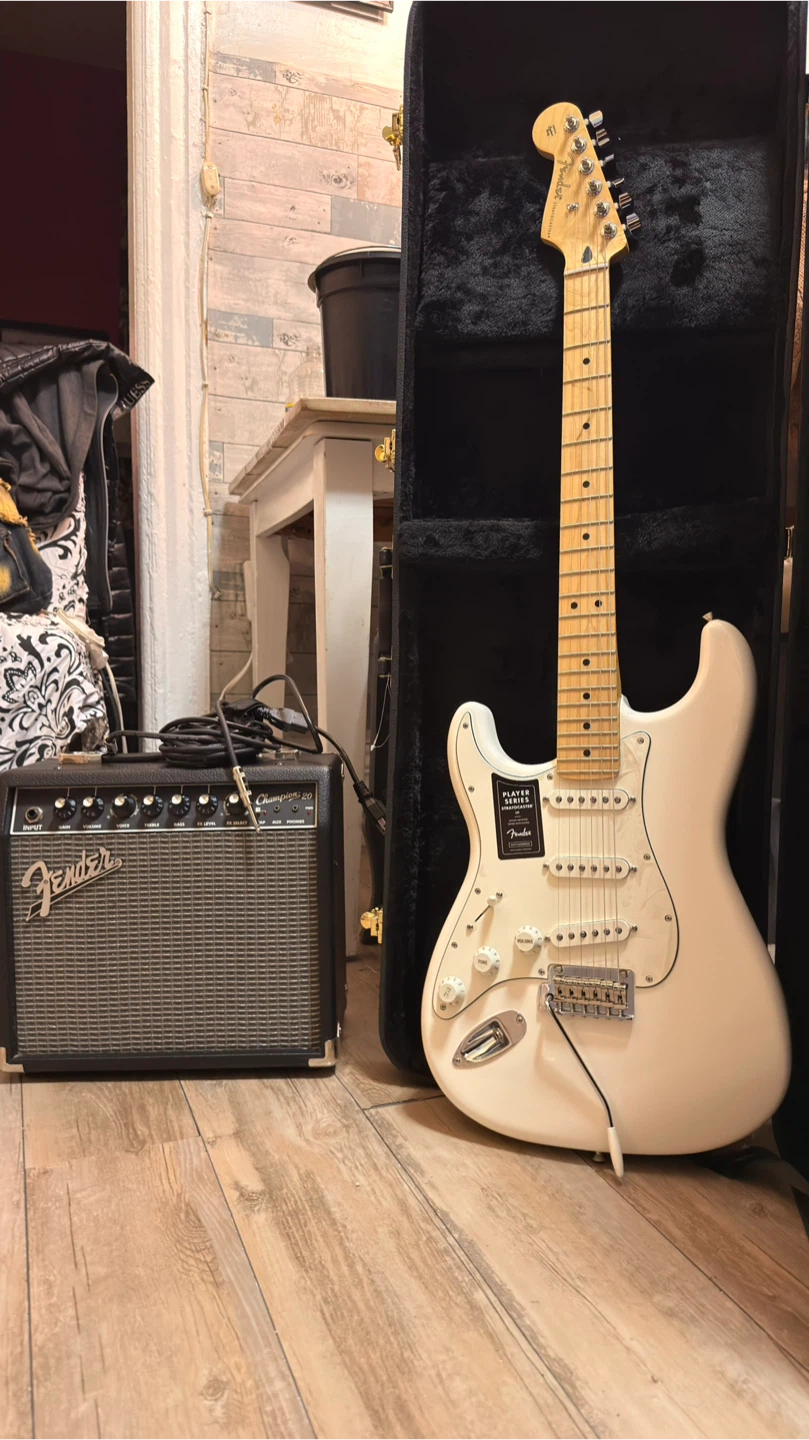 Fender Player Series Stratocaster + Champion 20 Amp Bundle