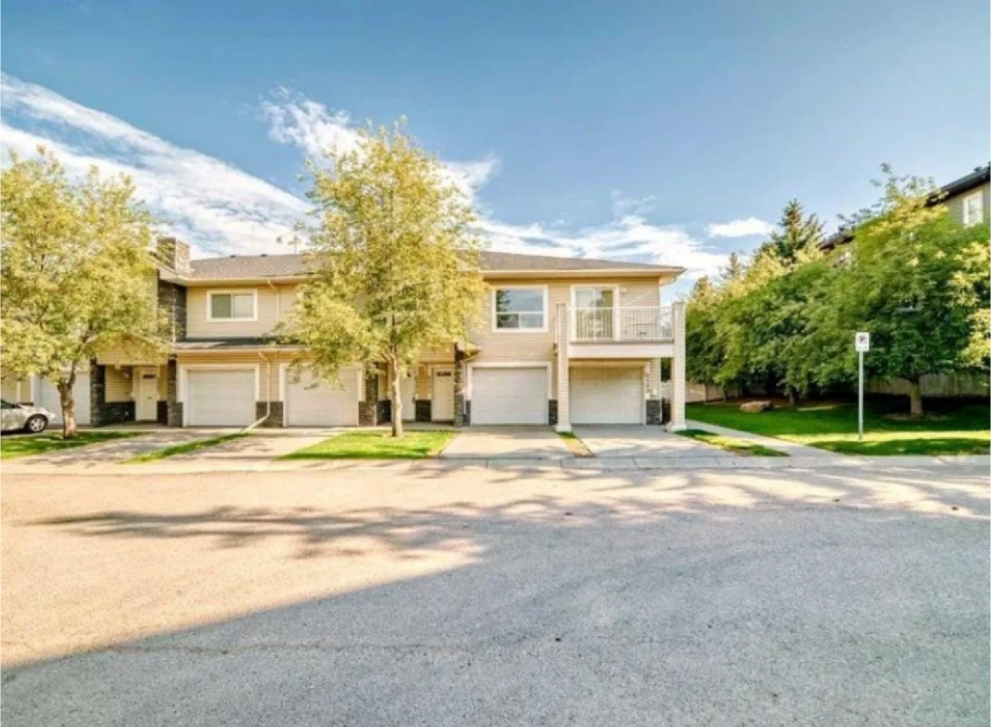 Town house for rent garage parking image indicator(4)