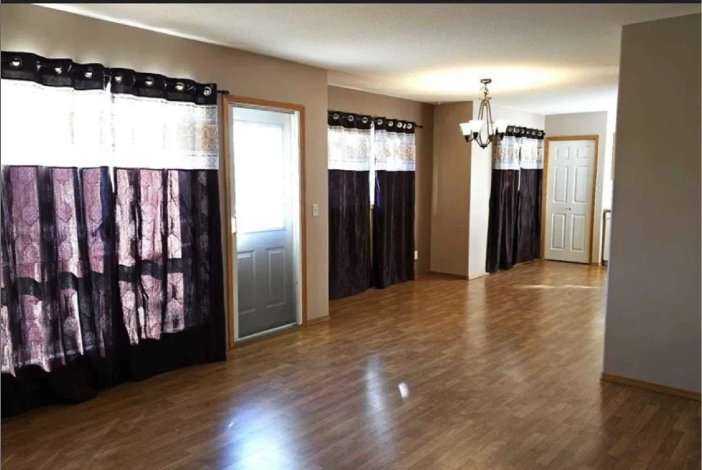 Town house for rent garage parking image indicator(2)