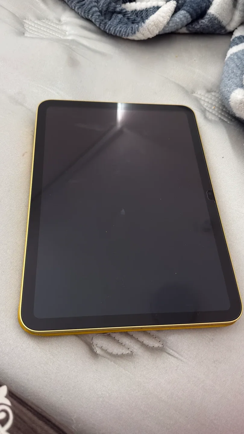 Apple iPad 10th gen, Yellow image indicator(2)