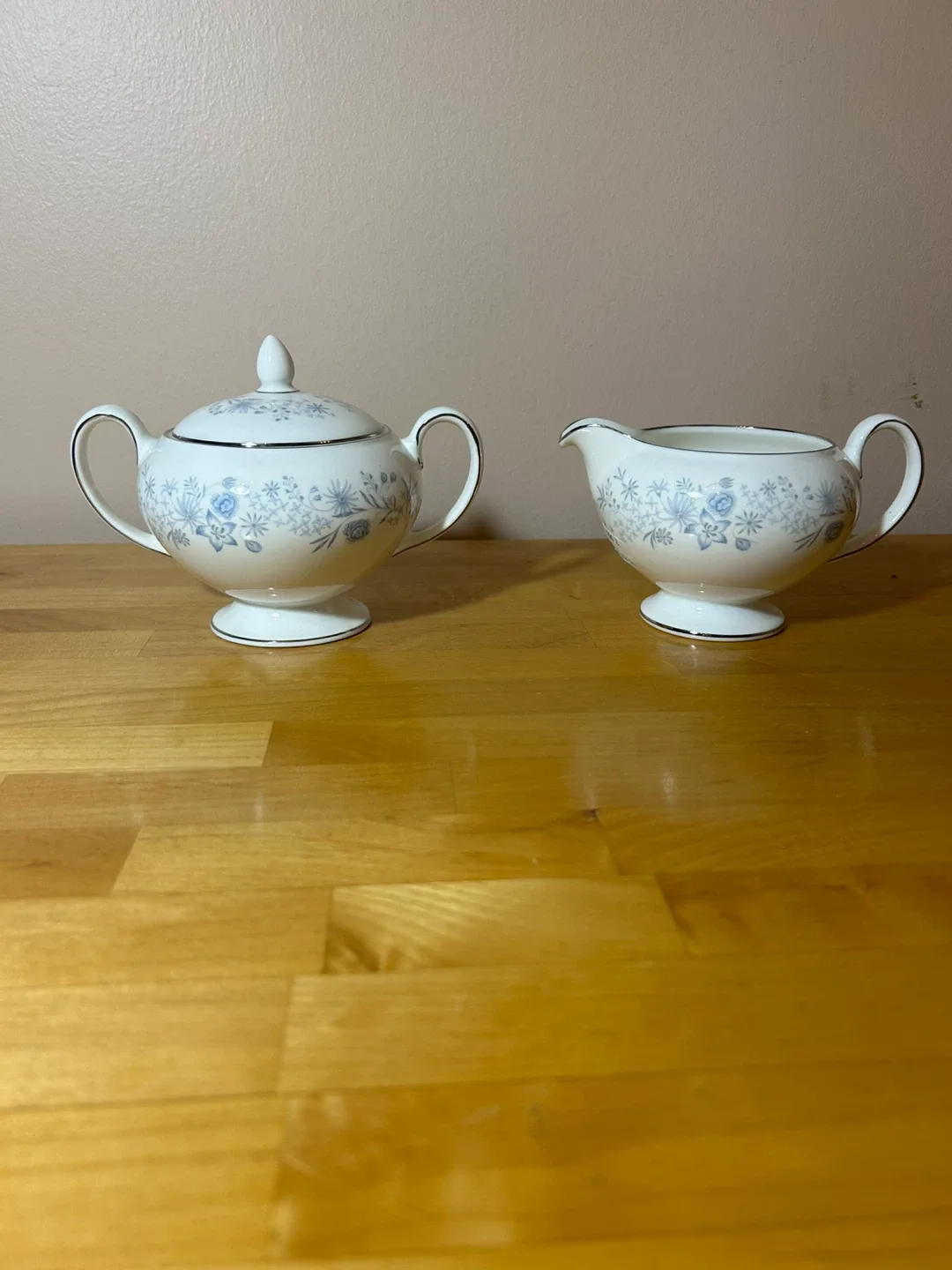Wedgwood Belle Fleuri Sugar Bowl and Creamer Set image indicator(2)