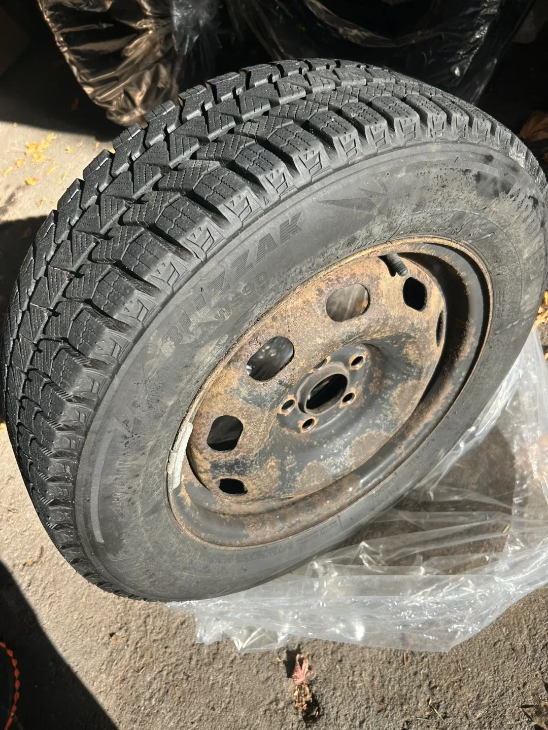 Bridgestone Blizzak WS90 195-65R15 Tires and Wheels (rims) image indicator(2)