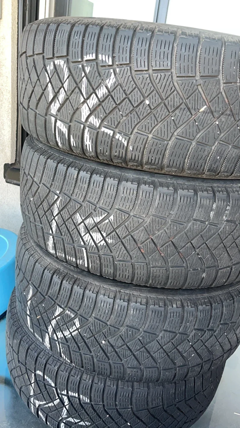 Set of 4 Winter Tires 215/55 R16 image indicator(4)