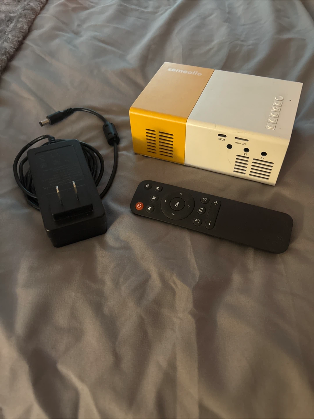 Zemeollo Mini Projector