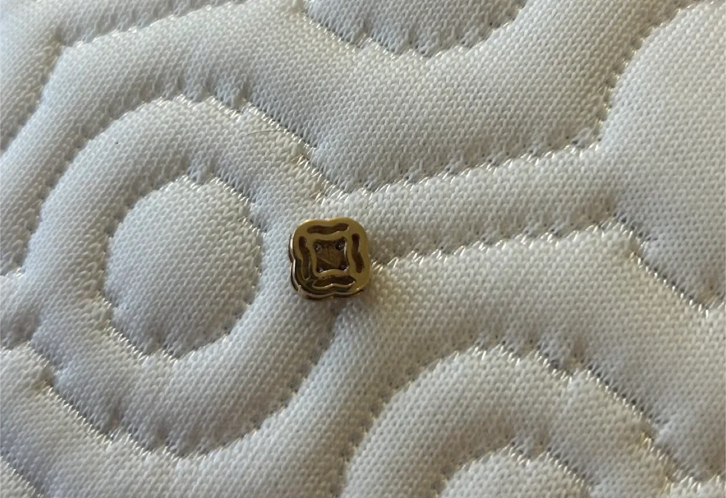 10k solid Gold w/ diamonds pendant image indicator(2)