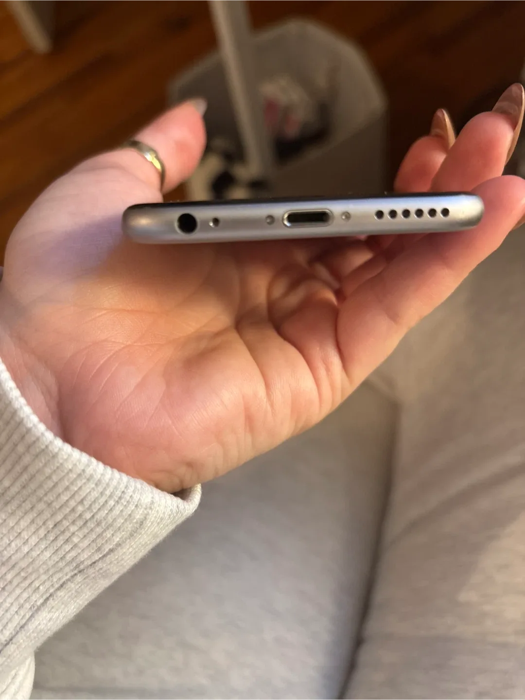 Apple iPhone 6s - Silver image indicator(4)