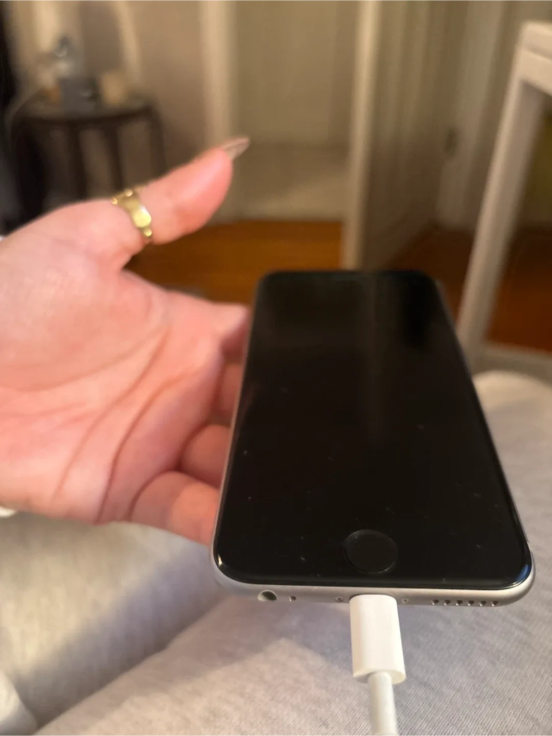 Apple iPhone 6s - Silver image indicator(2)