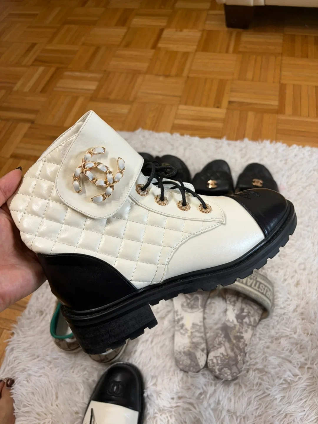 Assorted designer shoes: Chanel, Dior, Gucci image indicator(4)