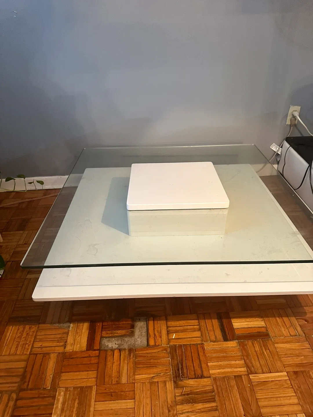 White Glass Top Coffee Table image indicator(3)