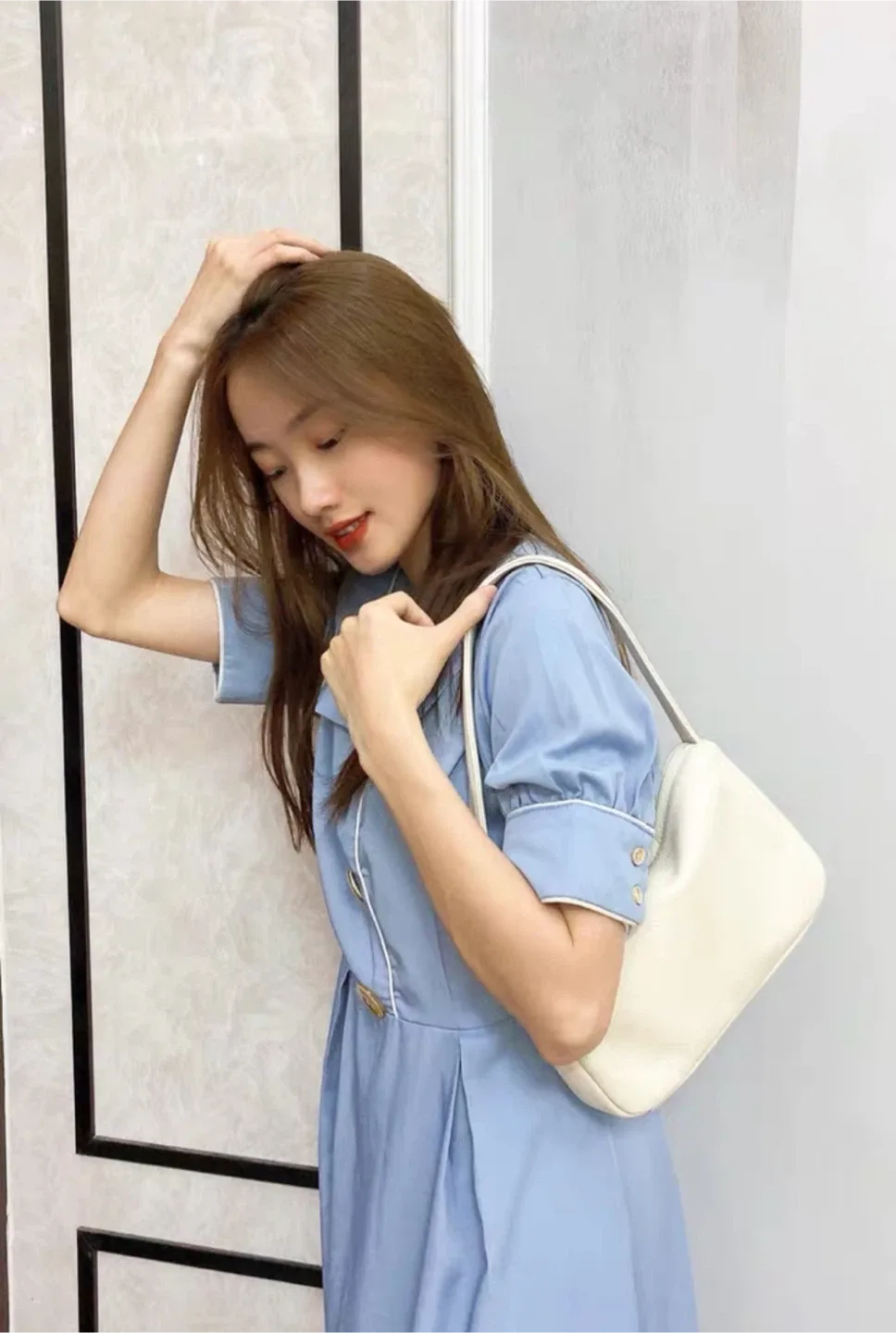 Cream Leather Shoulder Bag image indicator(4)