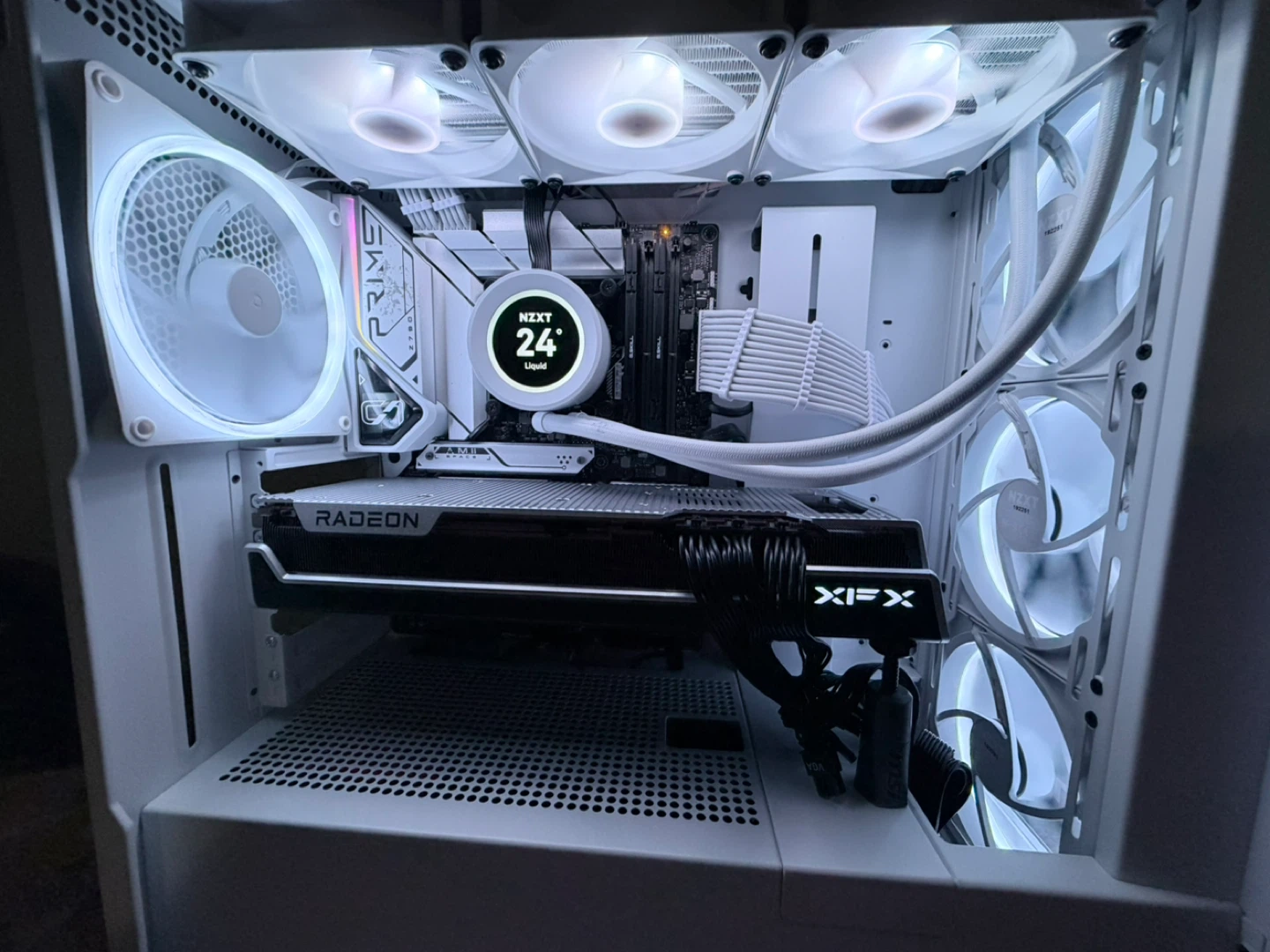 White Gaming PC - 13700k • 7900xtx • 16gb DDR5 RAM - photo 3