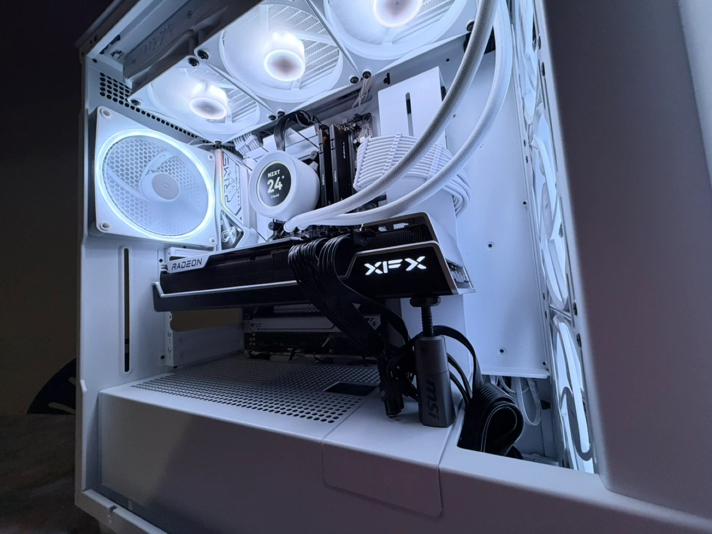 White Gaming PC - 13700k • 7900xtx • 16gb DDR5 RAM - photo 4