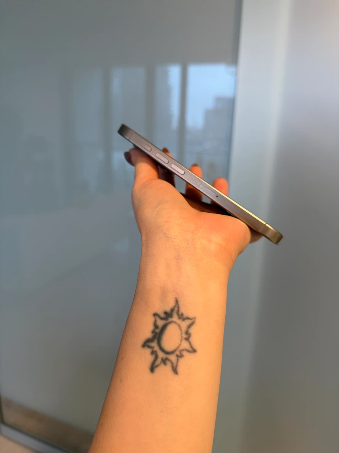 iPhone 15 Pro - photo 2