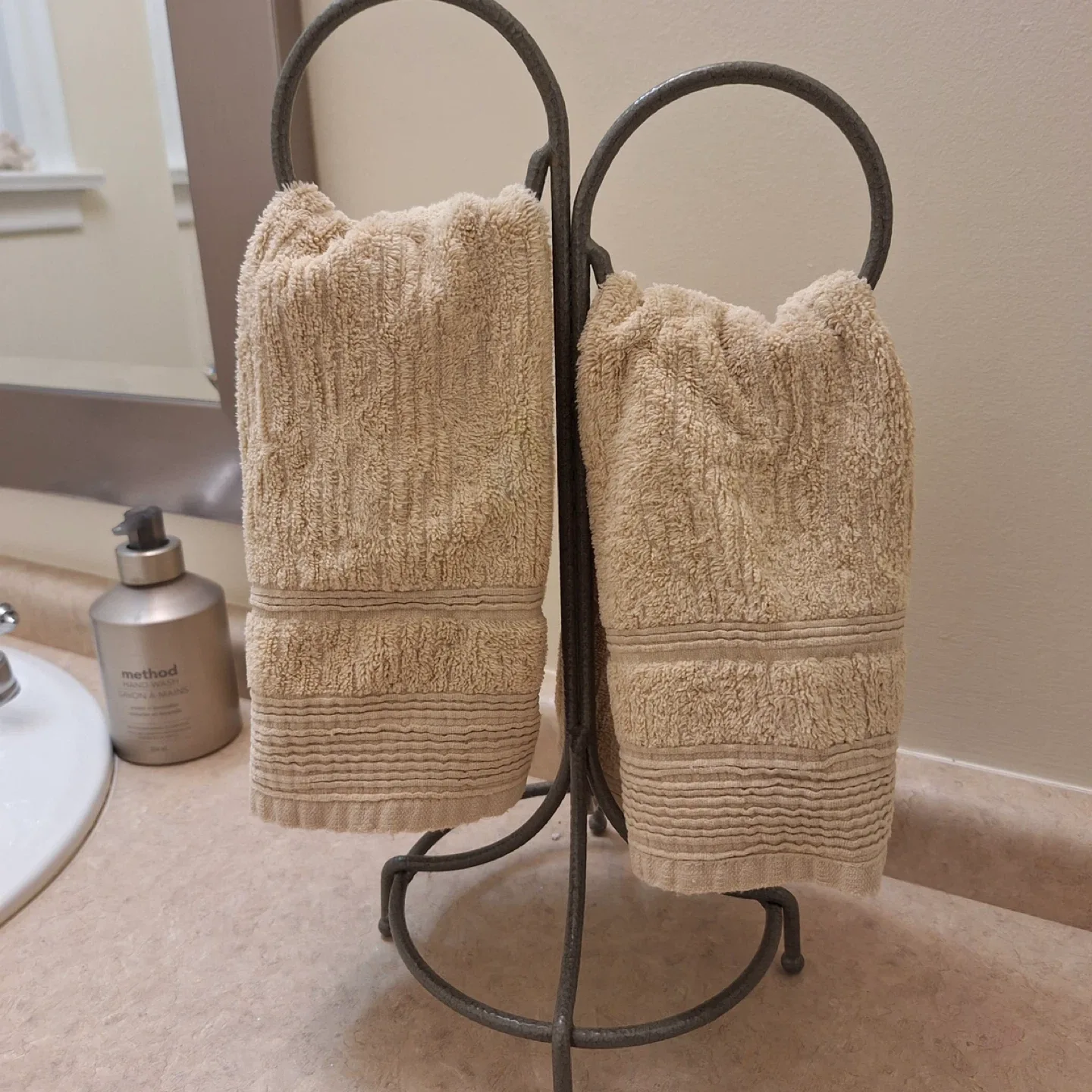 Metal Towel Rack image indicator(2)