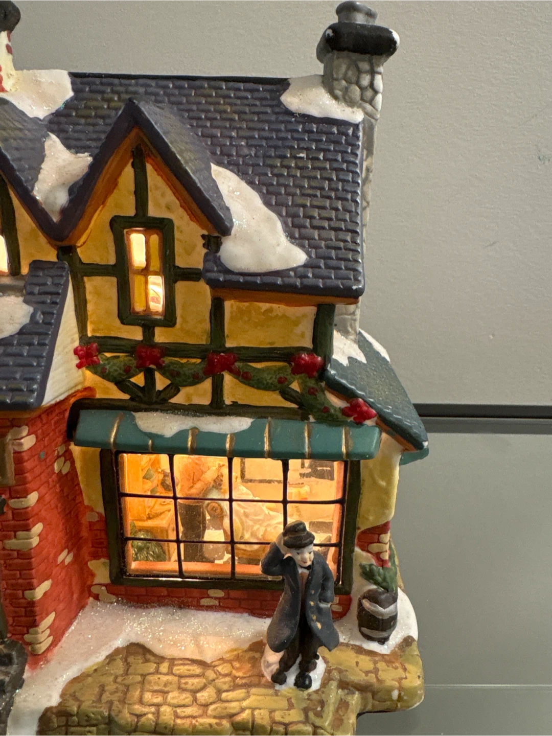 Holiday Hand-painted Porcelain Lighted Glass Window House - photo 4