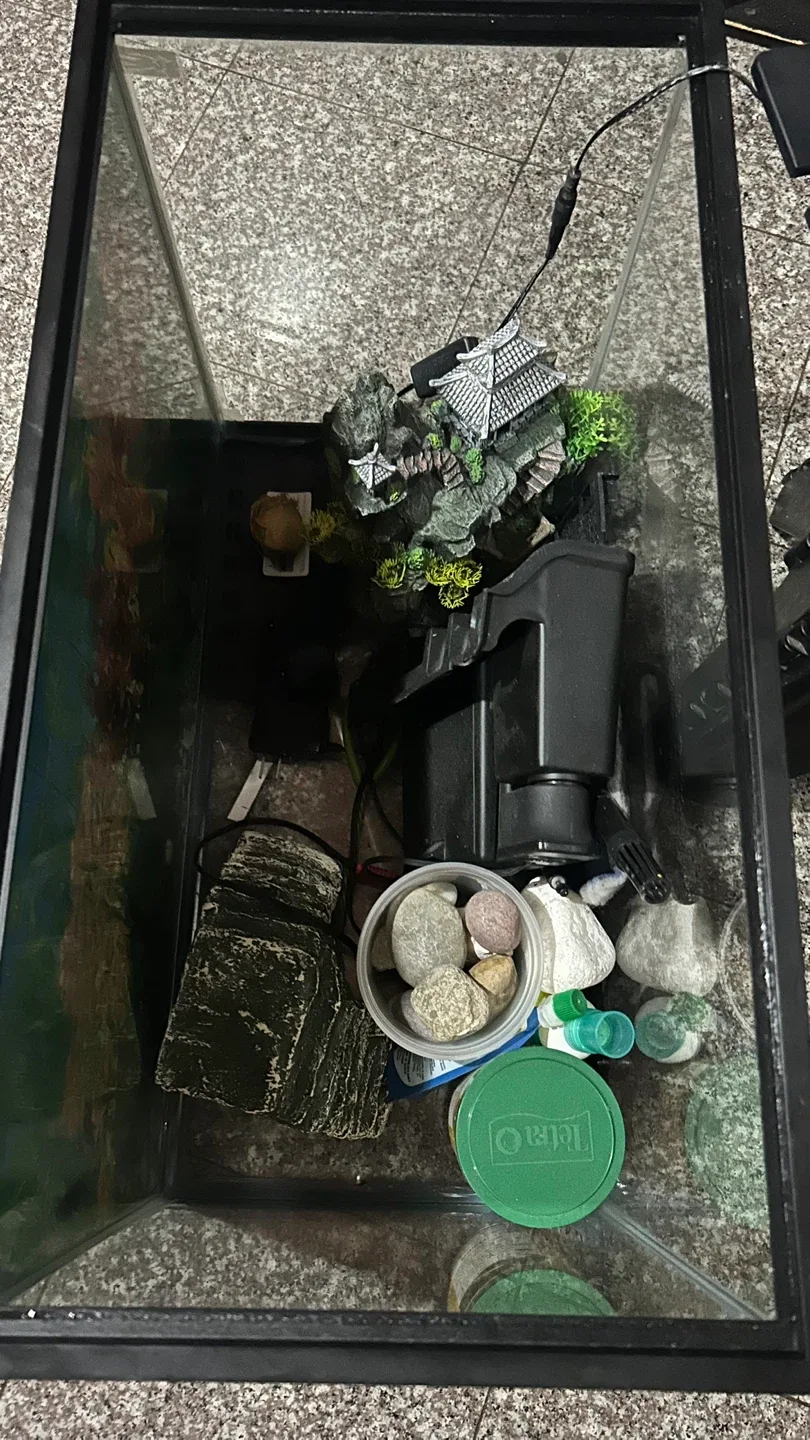 Fish Tank with Accessories image indicator(2)