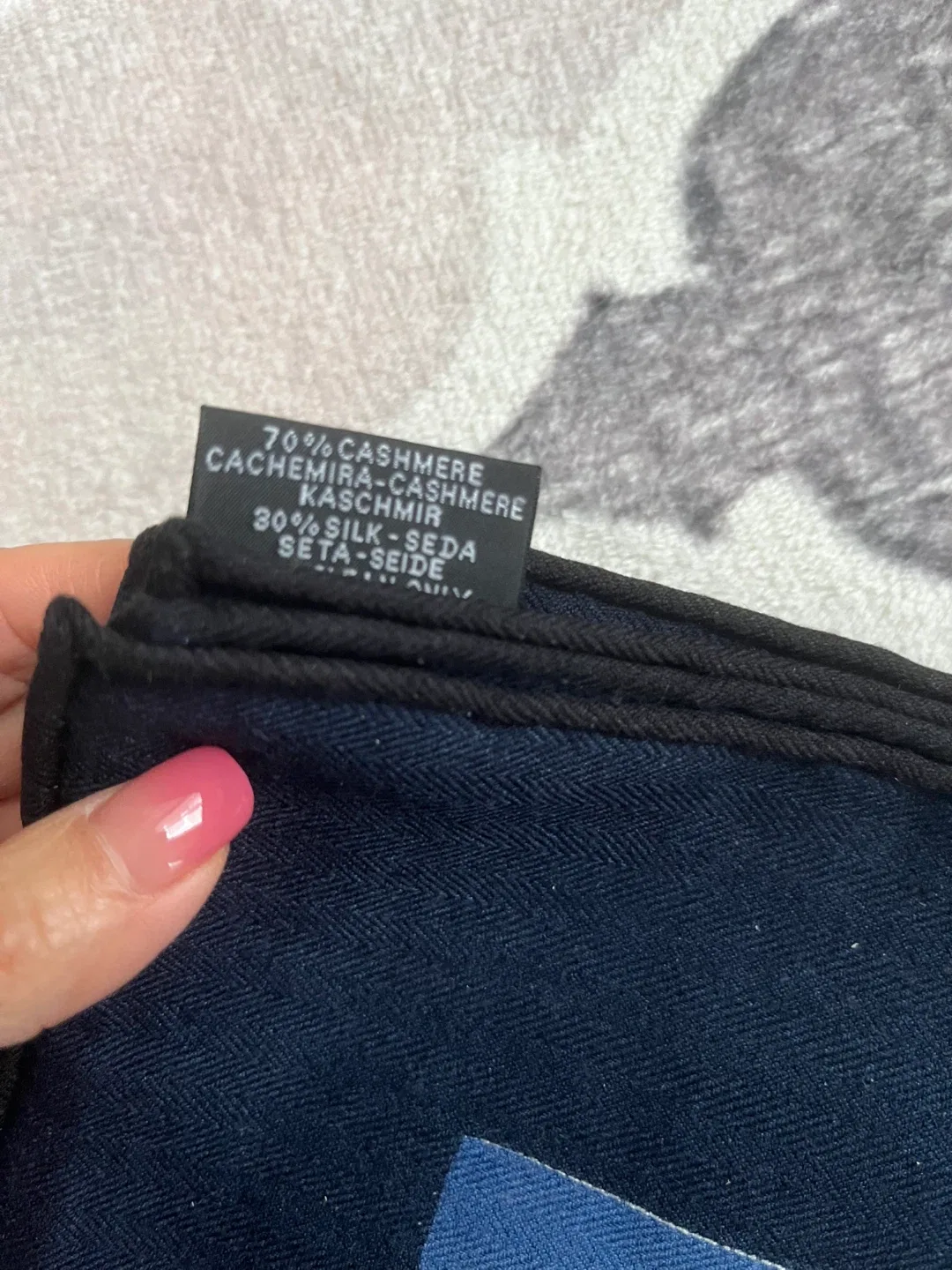 Designer Scarf - 70% Cashmere, 30% Silk image indicator(3)