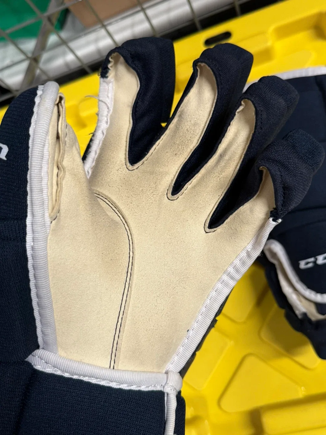 CCM Tacks T4R Hockey Gloves image indicator(3)