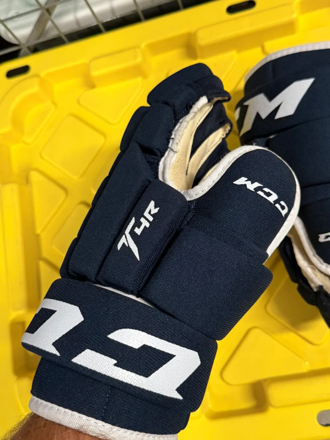 CCM Tacks T4R Hockey Gloves image indicator(2)