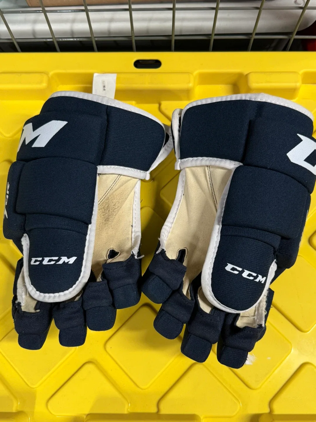 CCM Tacks T4R Hockey Gloves image indicator(7)