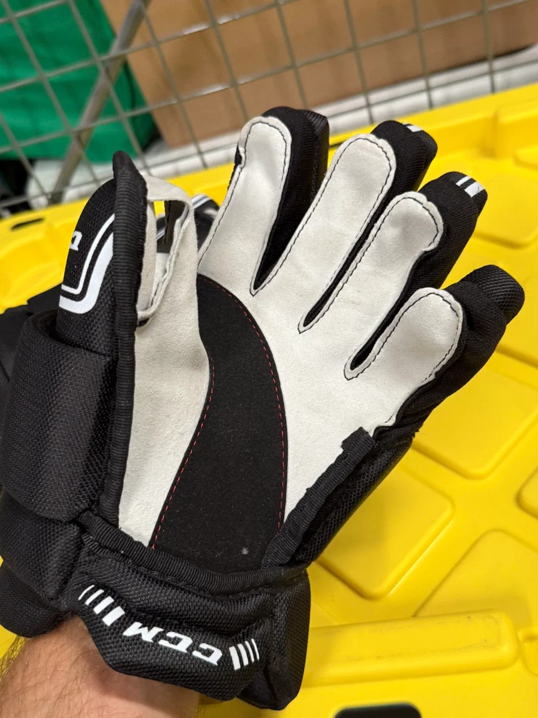 New CCM HOCKEY GLOVES image indicator(5)