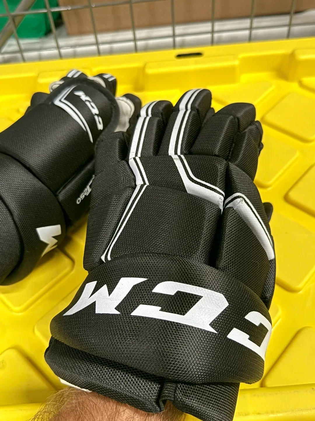 New CCM HOCKEY GLOVES image indicator(6)