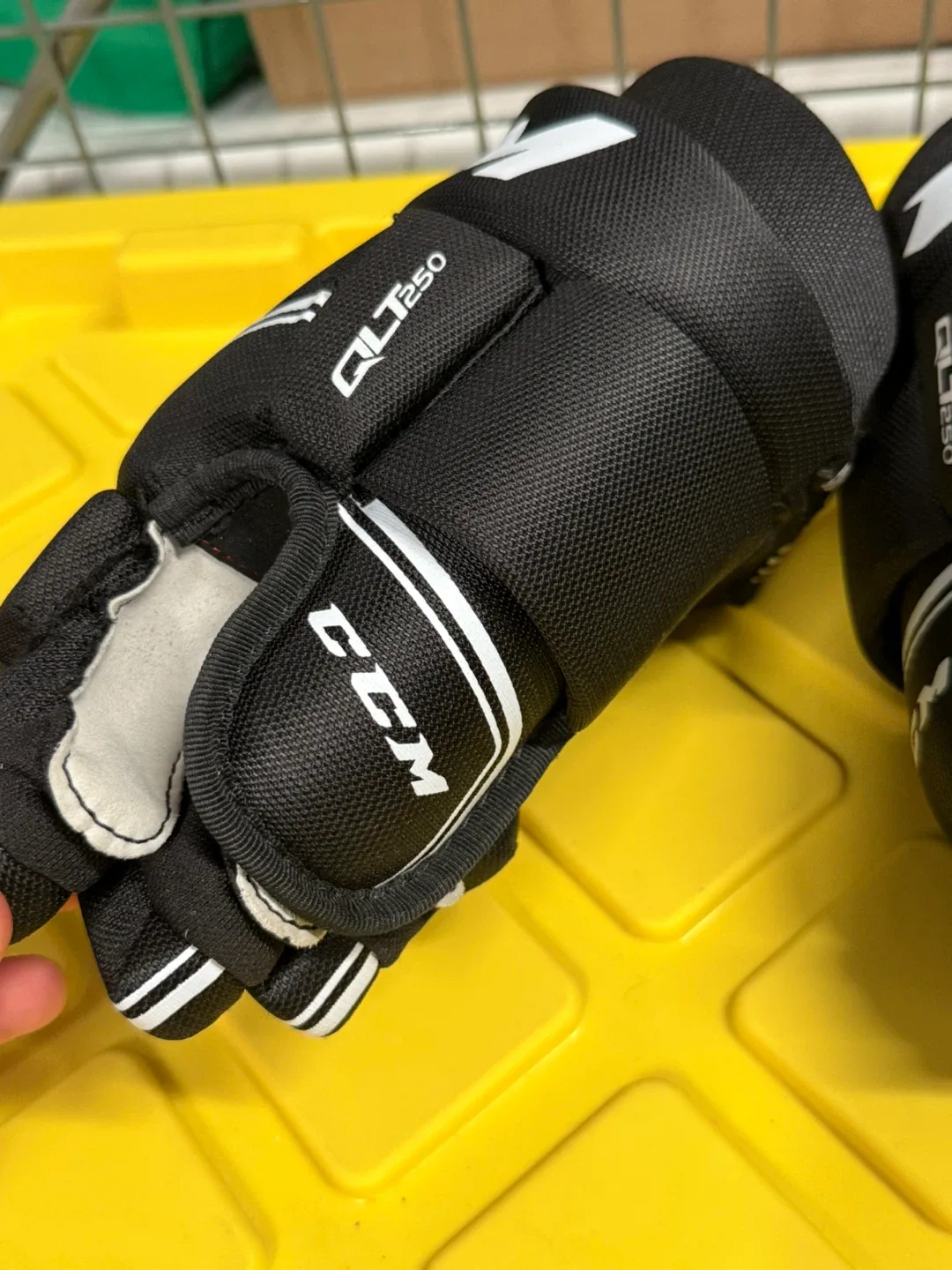 New CCM HOCKEY GLOVES image indicator(2)