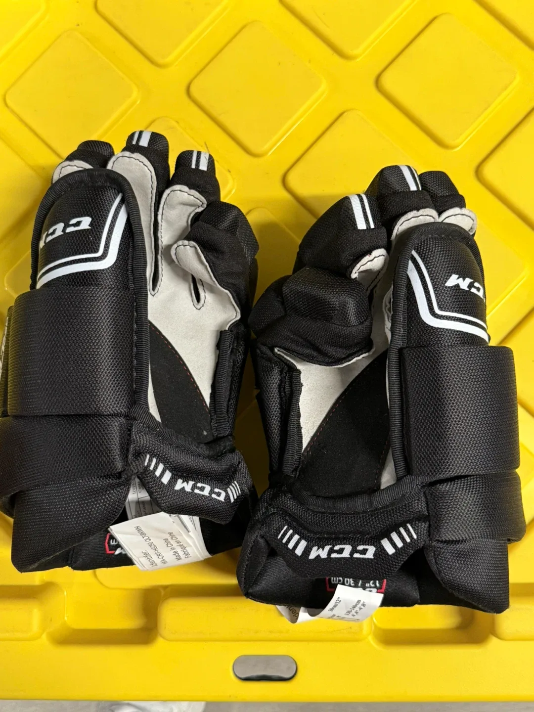 New CCM HOCKEY GLOVES image indicator(8)