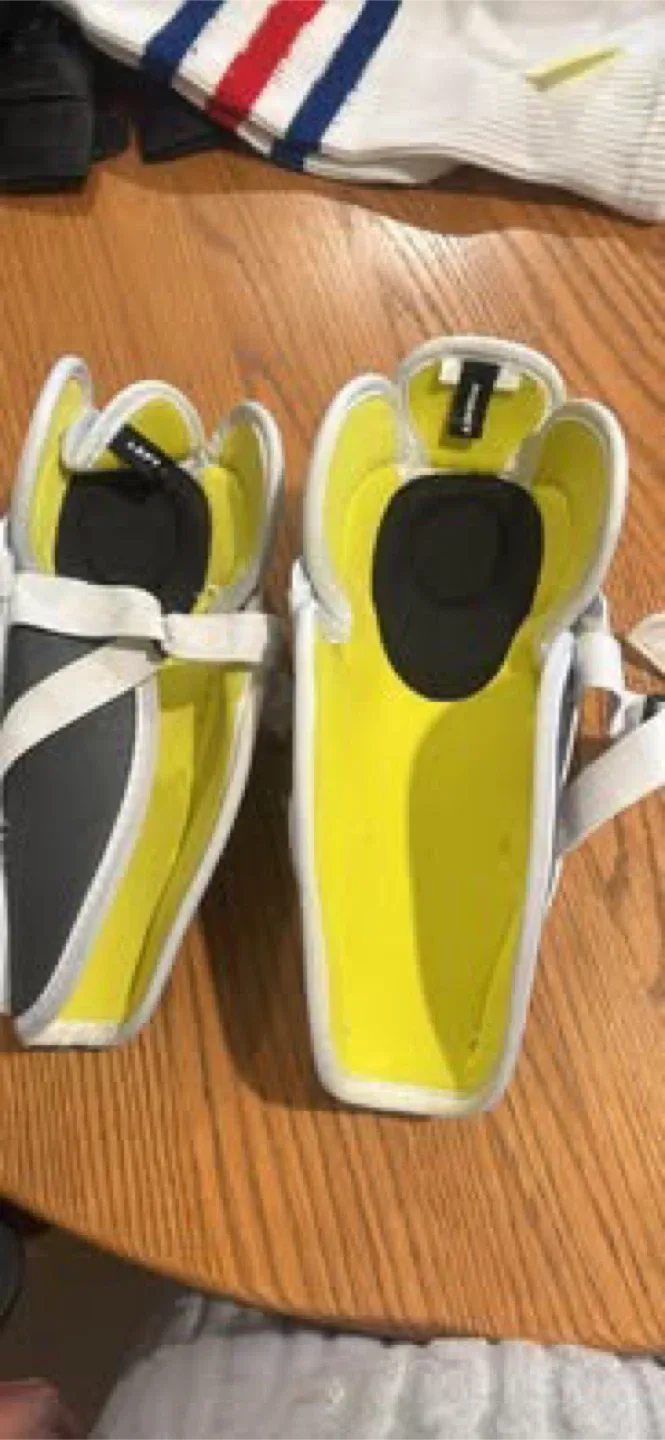 Bauer Supreme Hockey Shin Guards - 10 Inch image indicator(2)