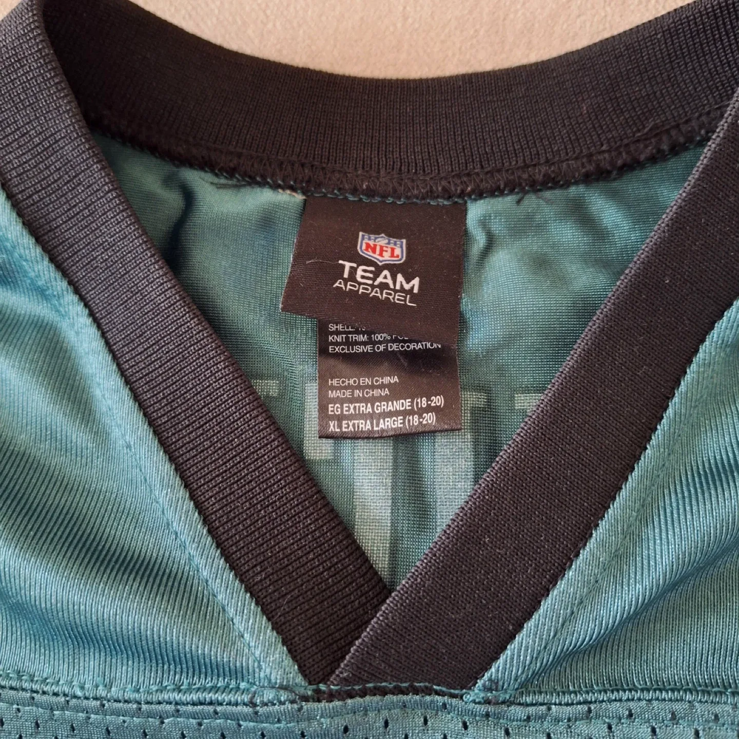 NFL Team Apparel Eagles Vick Jersey - Youth XL image indicator(3)