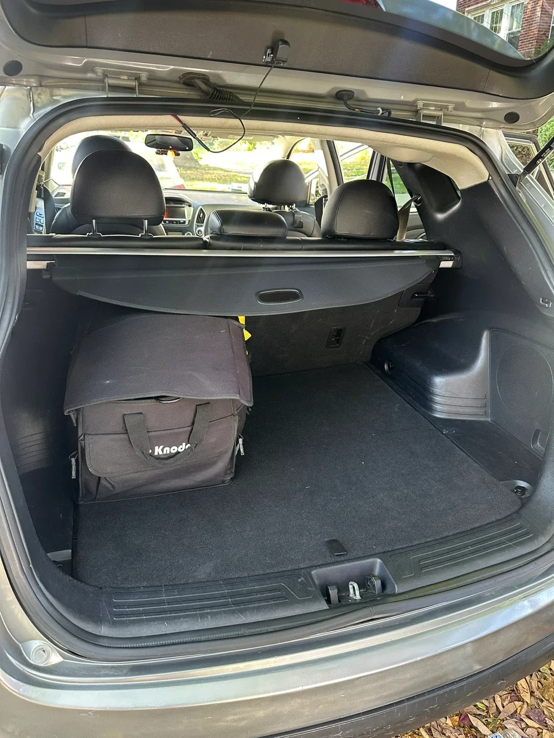 Hyundai Tucson - Silver SUV image indicator(4)