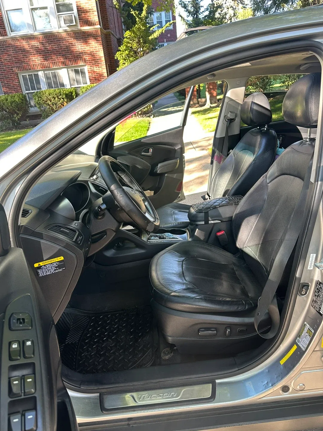 Hyundai Tucson - Silver SUV image indicator(2)