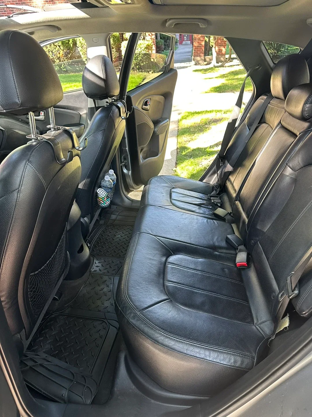 Hyundai Tucson - Silver SUV image indicator(3)