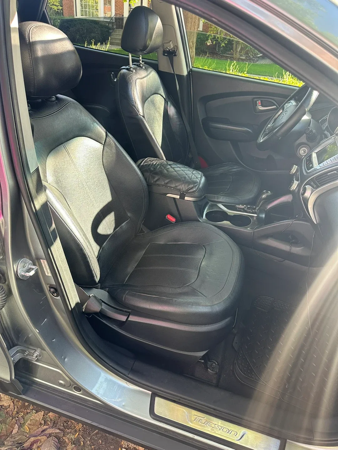 Hyundai Tucson - Silver SUV image indicator(8)