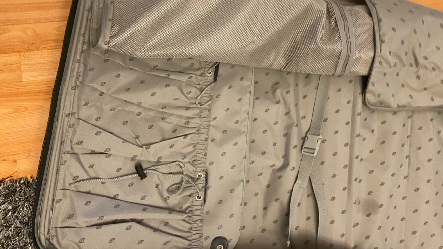 American Tourister Black Wheeled Suitcase image indicator(6)