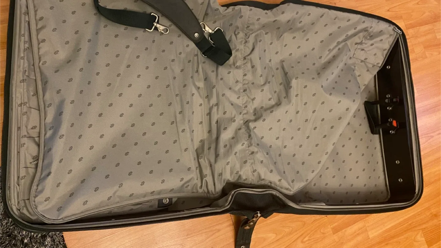 American Tourister Black Wheeled Suitcase image indicator(3)