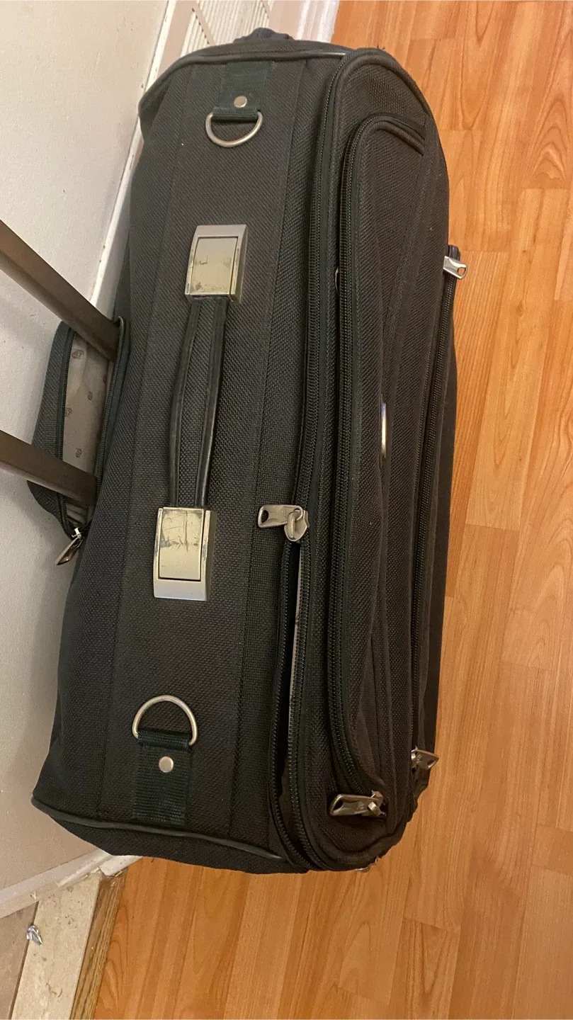 American Tourister Black Wheeled Suitcase image indicator(4)