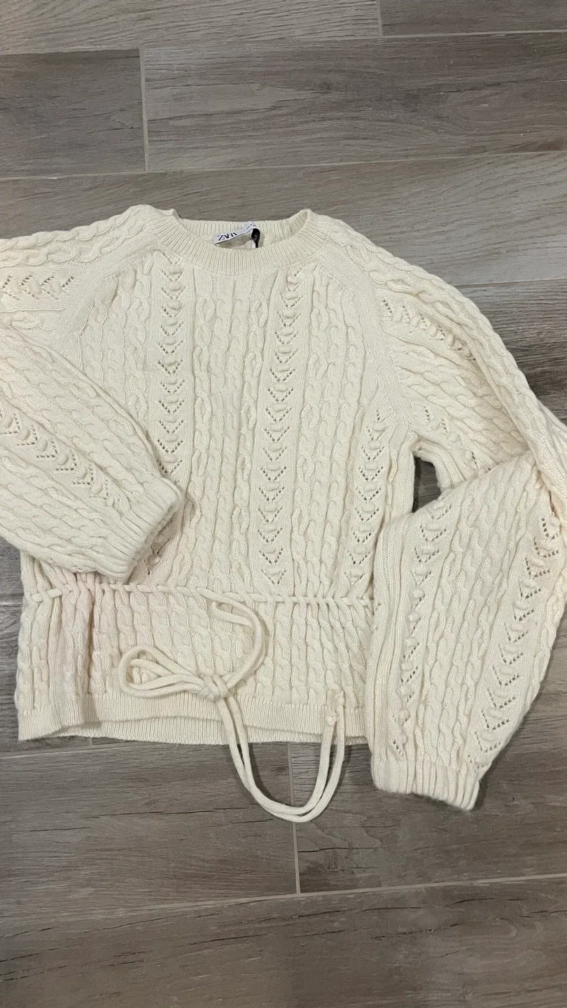 Zara Cream Cable Knit Sweater - Size M image indicator(2)