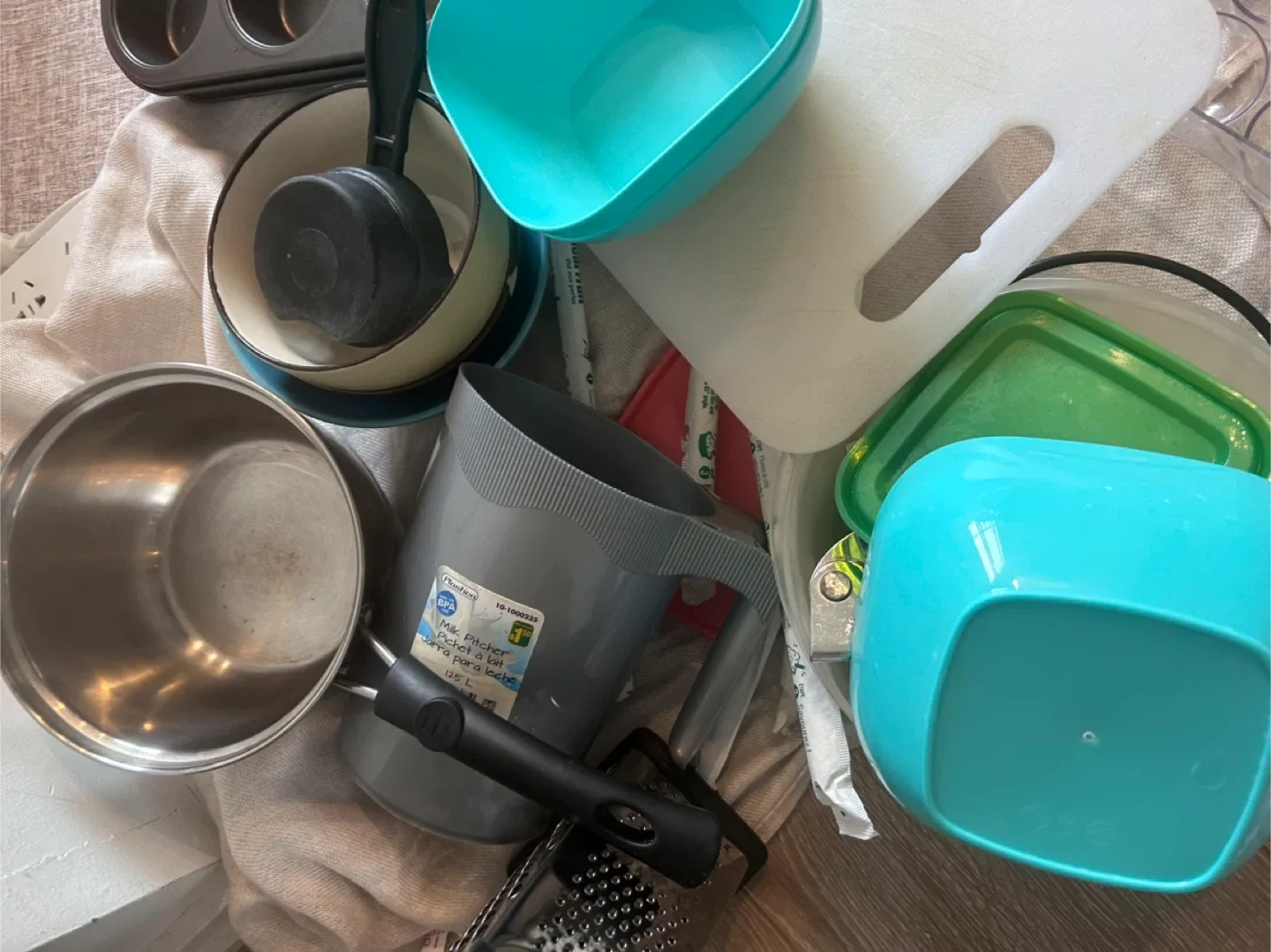 Mixed Kitchenware Lot- is less that 6 months old -2$ for all image indicator(7)