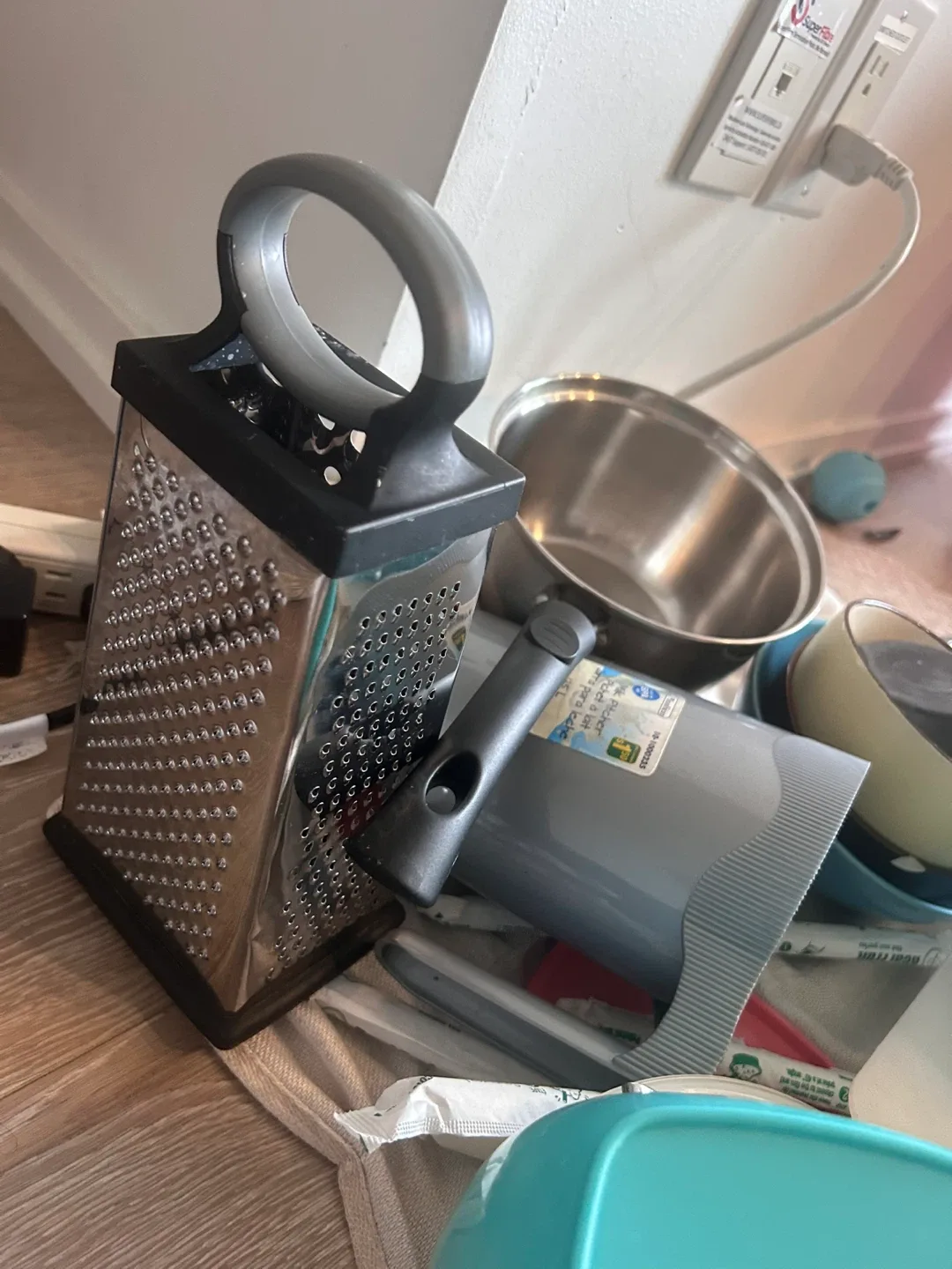 Mixed Kitchenware Lot- is less that 6 months old -2$ for all image indicator(8)