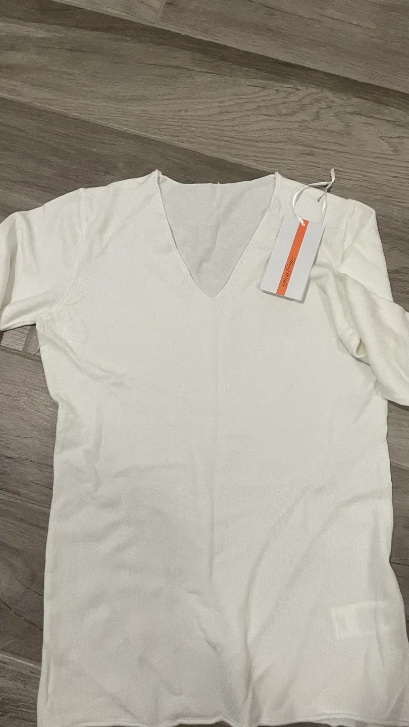 New Hanro T-Shirt, Size Small image indicator(2)