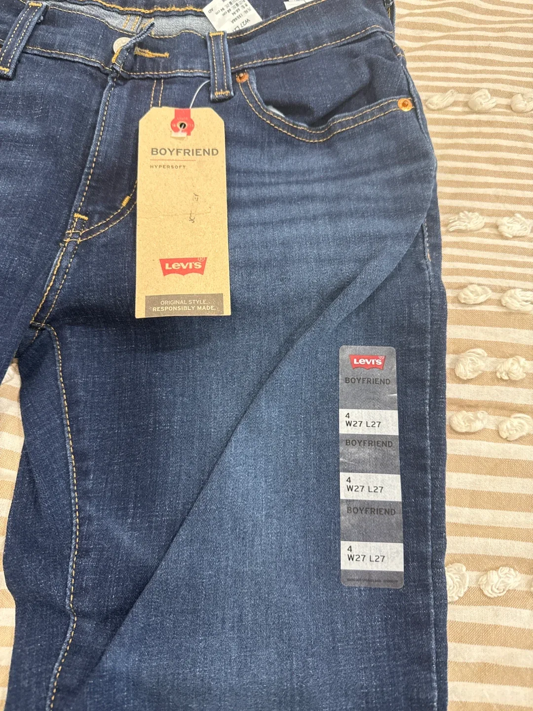 New Levi's Boyfriend Jeans - Size 4 (W27 L27) image indicator(4)