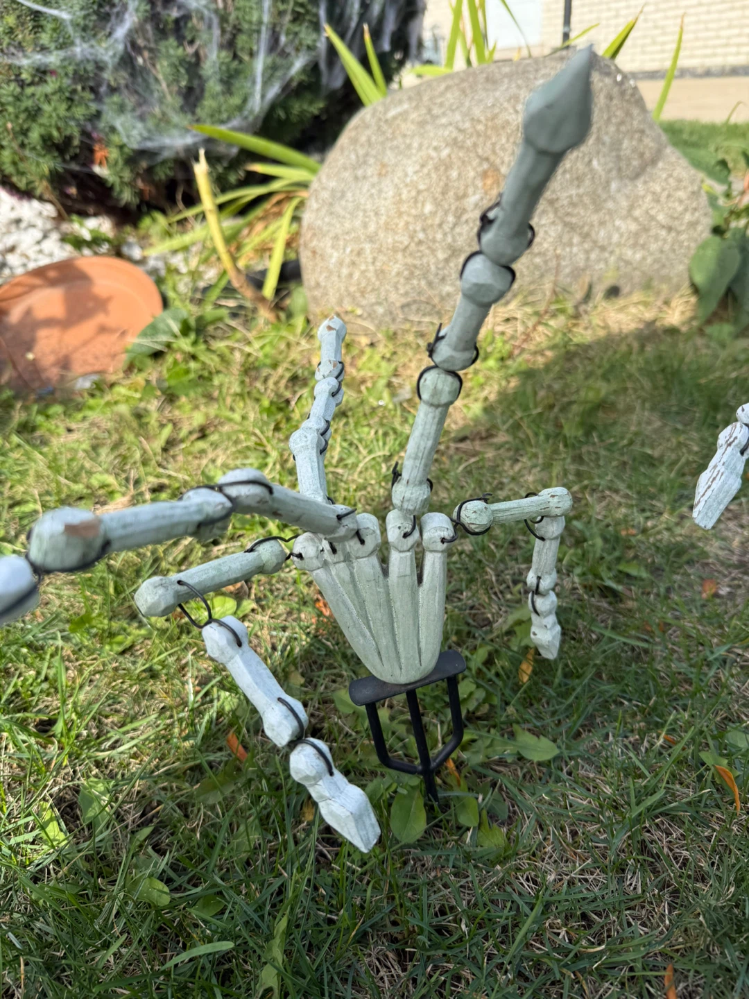 Halloween Skeleton Hand Lawn Stakes - photo 2