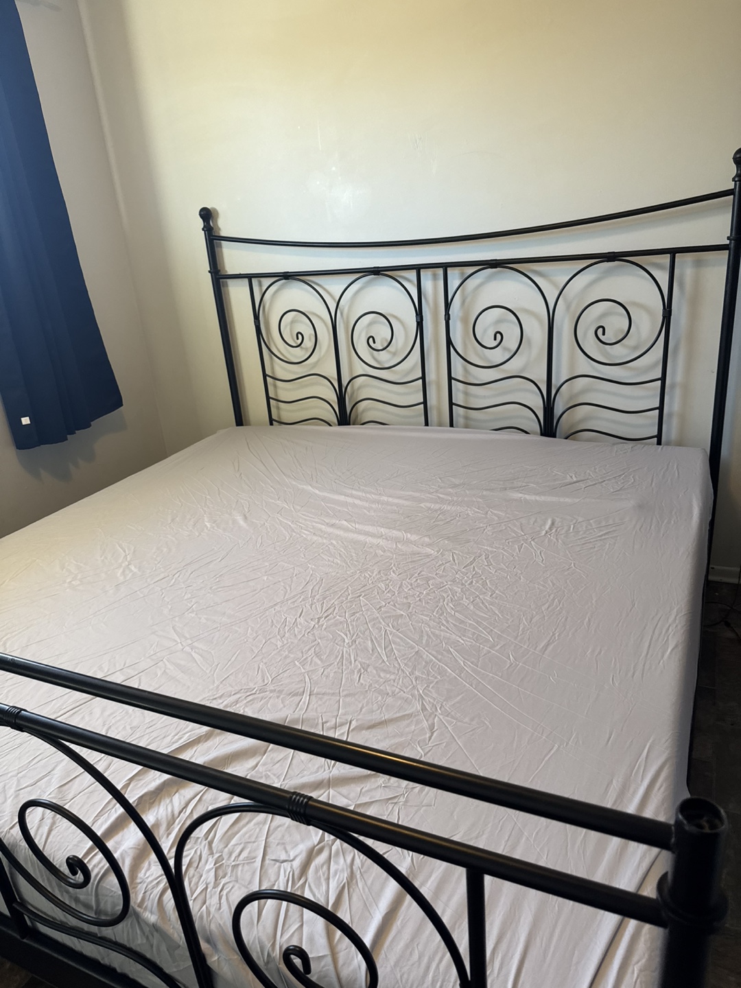 Black Metal Bed Frame(king size) - photo 2