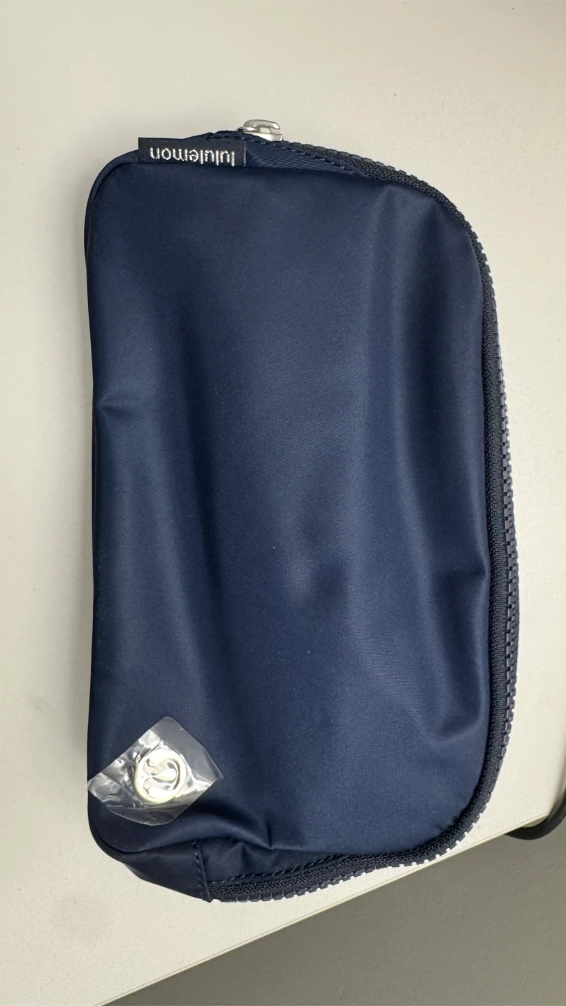 Lululemon Everywhere Belt Bag - Navy - photo 2