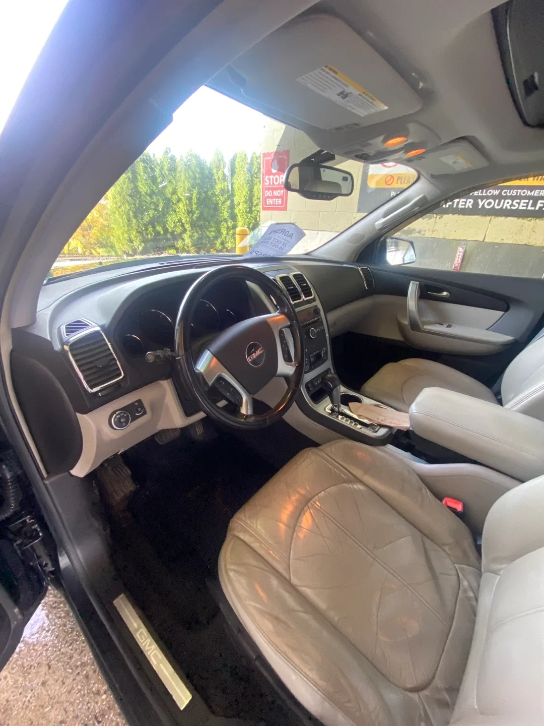 GMC Acadia SUV image indicator(3)